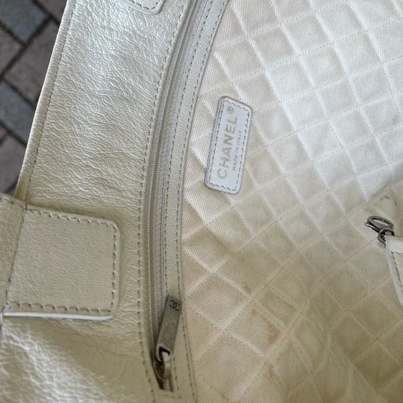 Chanel white lambskin leather tote - Picture 10 of 16